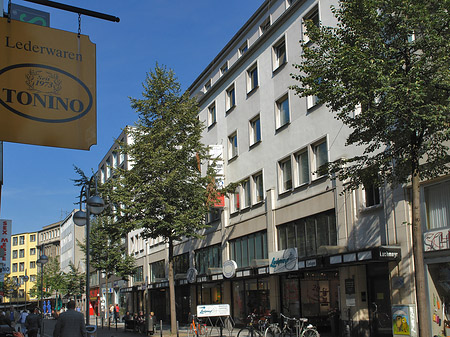 Laeden auf der Breiten Straße Fotos