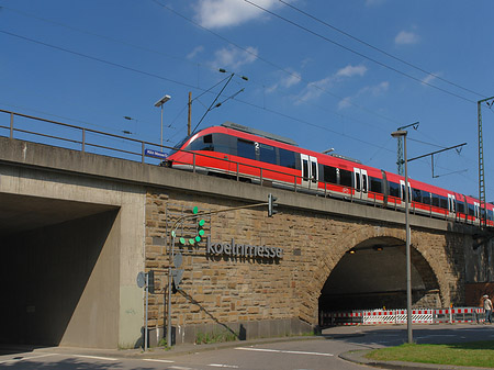 Foto KölnMesse-Schild an Hochbrücke - Köln