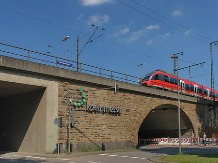 Fotos KölnMesse-Schild an Hochbrücke