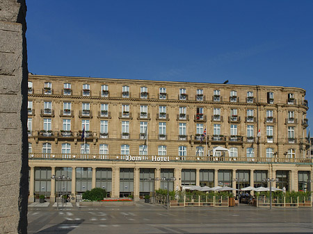 Domhotel mit Säule Foto 