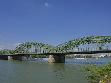 Hohenzollernbrücke mit Zug