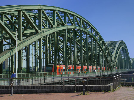 Fotos Hohenzollernbrücke mit Zug | Köln