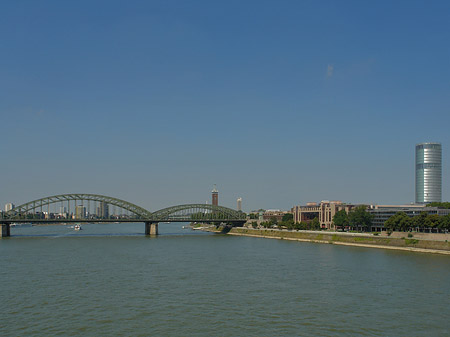 Foto Hohenzollernbrücke führt zum Kennedyufer