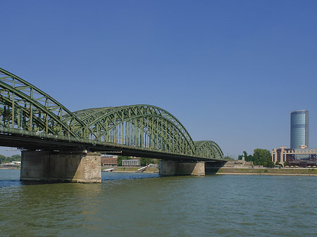 Fotos Hohenzollernbrücke reicht ans Kennedyufer