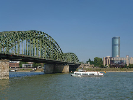 Fotos Hohenzollernbrücke reicht ans Kennedyufer