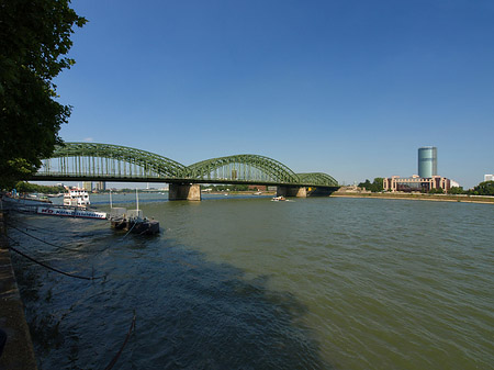 Hohenzollernbrücke reicht ans Kennedyufer Foto 