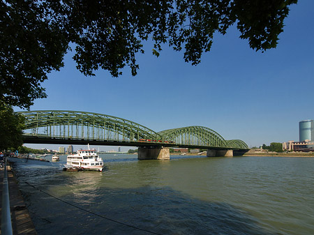 Fotos Hohenzollernbrücke reicht ans Kennedyufer