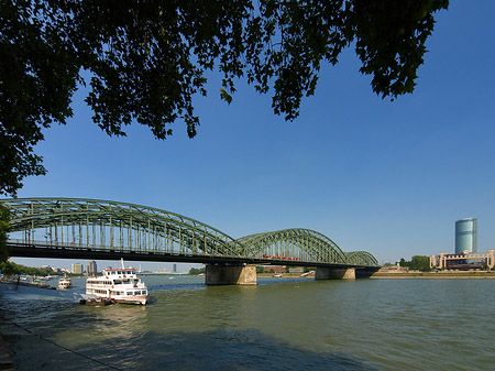 Hohenzollernbrücke reicht ans Kennedyufer Foto 