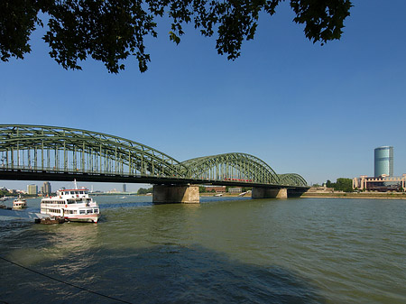 Foto Hohenzollernbrücke reicht ans Kennedyufer