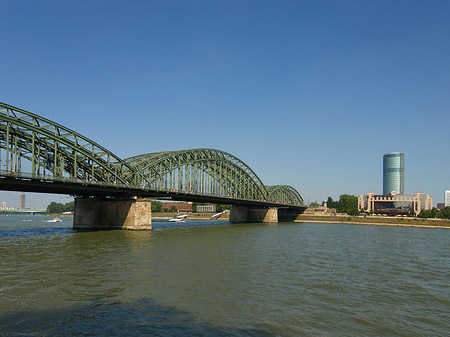 Fotos Hohenzollernbrücke reicht ans Kennedyufer