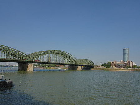 Hohenzollernbrücke reicht ans Kennedyufer Foto 