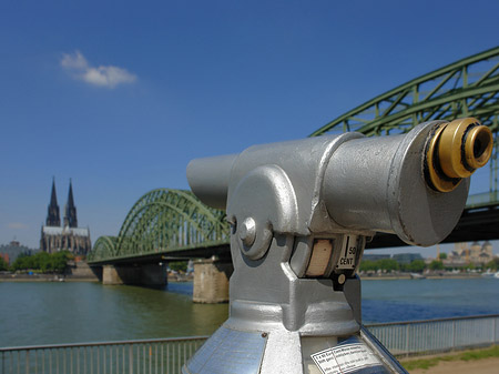 Fernrohr vor der Hohenzollernbrücke Foto 