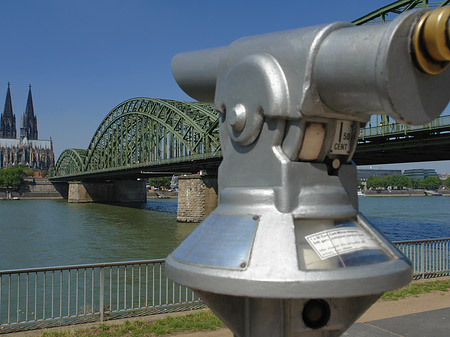 Fotos Fernrohr vor der Hohenzollernbrücke | Köln