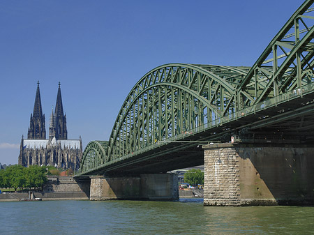 Hohenzollernbrücke am Kölner Dom Foto 