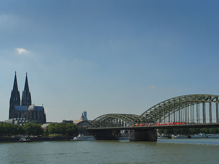 Foto Hohenzollernbrücke neben Kölner Dom