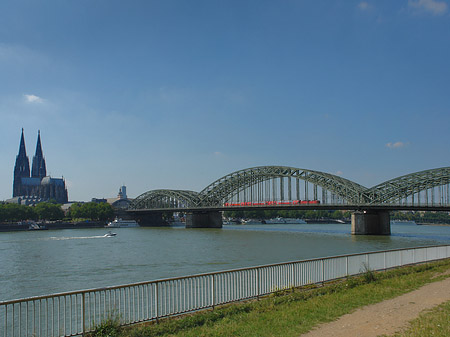 Hohenzollernbrücke neben Kölner Dom