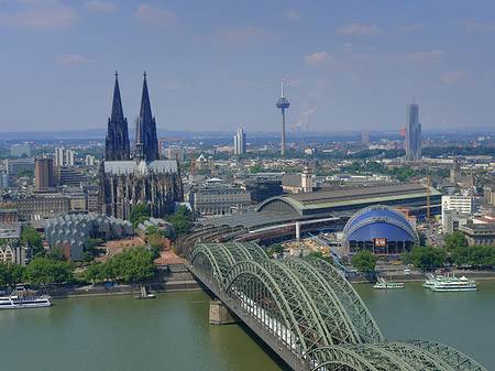 Hohenzollernbrücke und Kölner Dom aus der Ferne