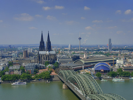 Hohenzollernbrücke und Kölner Dom aus der Ferne Foto 