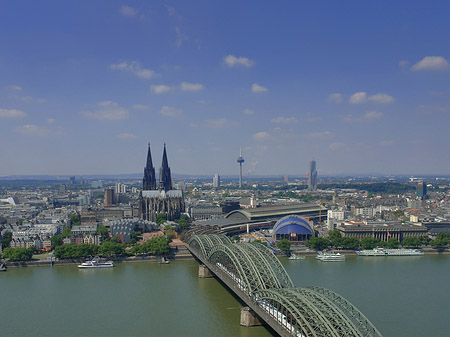 Hohenzollernbrücke und Kölner Dom aus der Ferne