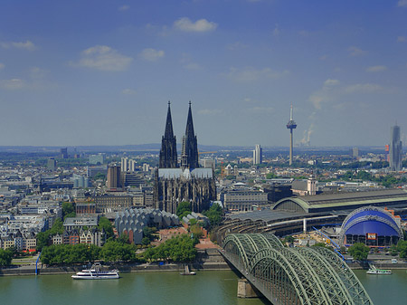 Hohenzollernbrücke und Kölner Dom aus der Ferne Foto 