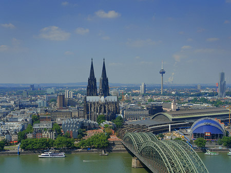 Hohenzollernbrücke und Kölner Dom aus der Ferne Foto 