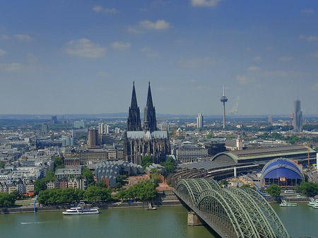 Foto Hohenzollernbrücke und Kölner Dom aus der Ferne - Köln