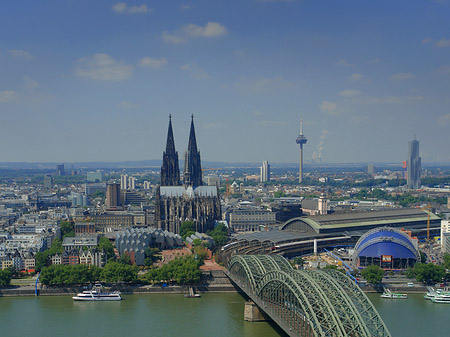 Foto Hohenzollernbrücke und Kölner Dom aus der Ferne - Köln