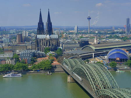 Hohenzollernbrücke und Kölner Dom aus der Ferne Fotos