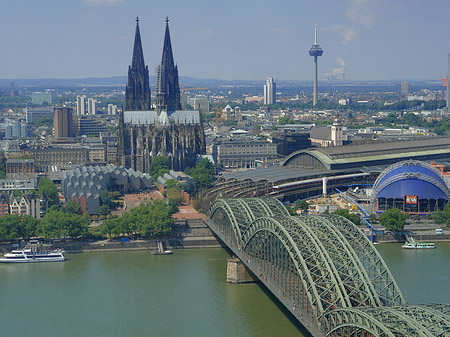 Hohenzollernbrücke und Kölner Dom aus der Ferne Fotos