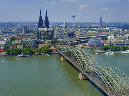 Hohenzollernbrücke und Kölner Dom aus der Ferne