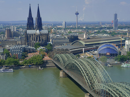 Hohenzollernbrücke und Kölner Dom aus der Ferne Fotos