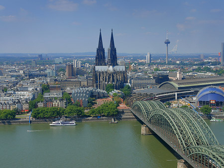 Fotos Hohenzollernbrücke und Kölner Dom aus der Ferne | Köln