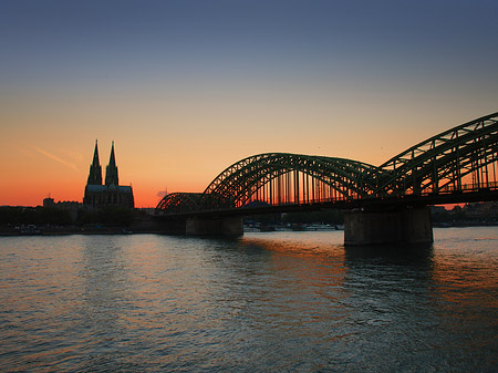 Fotos Kölner Dom hinter der Hohenzollernbrücke