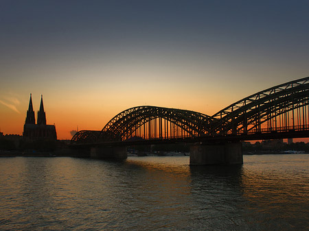 Foto Kölner Dom hinter der Hohenzollernbrücke - Köln