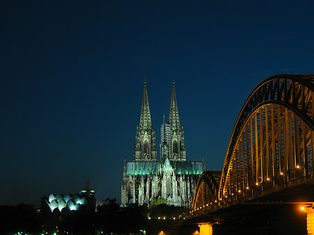 Kölner Dom hinter der Hohenzollernbrücke