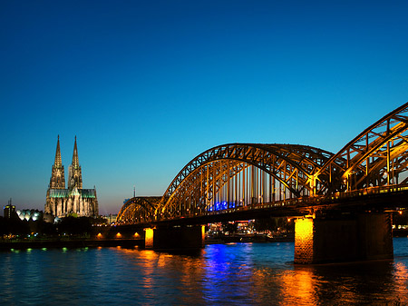 Foto Kölner Dom hinter der Hohenzollernbrücke - Köln