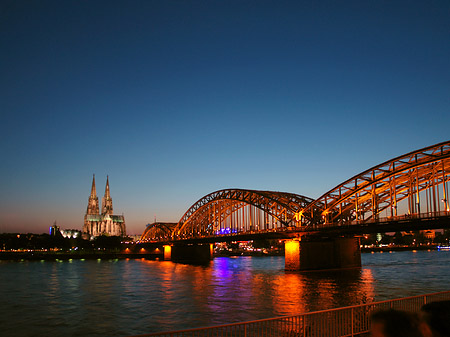 Fotos Kölner Dom hinter der Hohenzollernbrücke | Köln