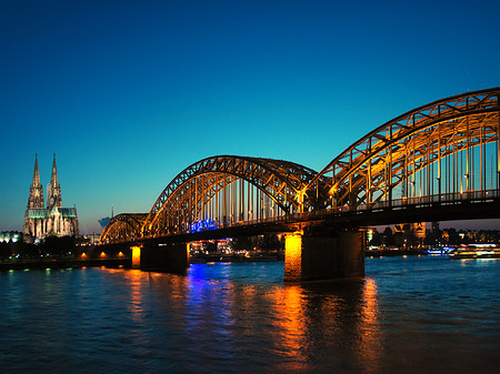 Foto Kölner Dom hinter der Hohenzollernbrücke - Köln