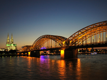 Foto Kölner Dom hinter der Hohenzollernbrücke