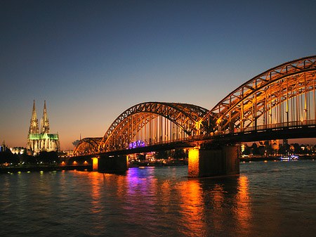 Fotos Kölner Dom hinter der Hohenzollernbrücke