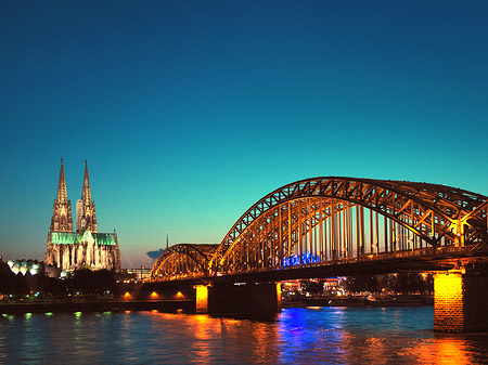 Foto Kölner Dom hinter der Hohenzollernbrücke - Köln