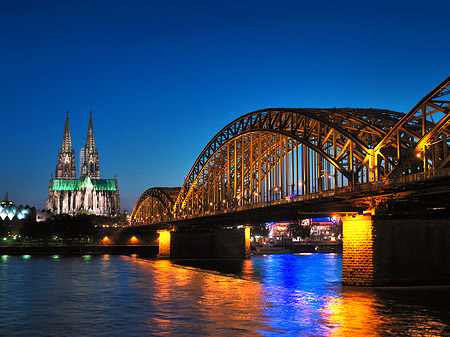 Fotos Kölner Dom hinter der Hohenzollernbrücke | Köln