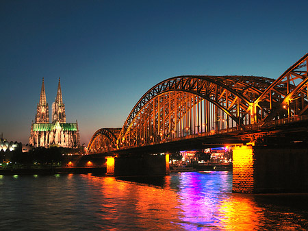 Fotos Kölner Dom hinter der Hohenzollernbrücke | Köln