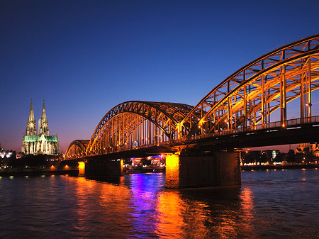 Kölner Dom hinter der Hohenzollernbrücke Foto 