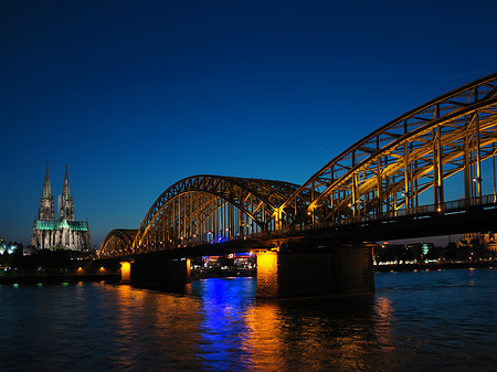 Fotos Kölner Dom hinter der Hohenzollernbrücke