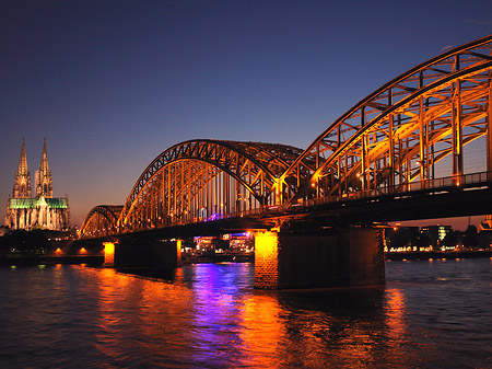 Kölner Dom hinter der Hohenzollernbrücke