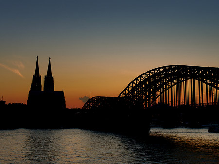 Foto Kölner Dom hinter der Hohenzollernbrücke