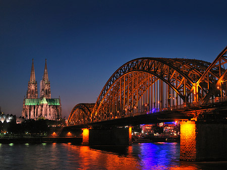 Kölner Dom hinter der Hohenzollernbrücke