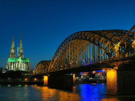 Kölner Dom hinter der Hohenzollernbrücke Fotos