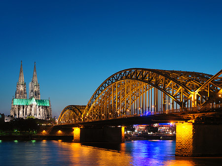 Kölner Dom hinter der Hohenzollernbrücke Foto 